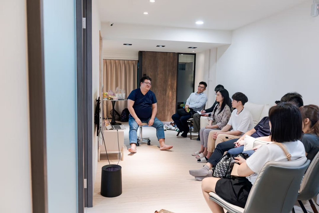 伍展立醫師專業培訓與臨床交流情境